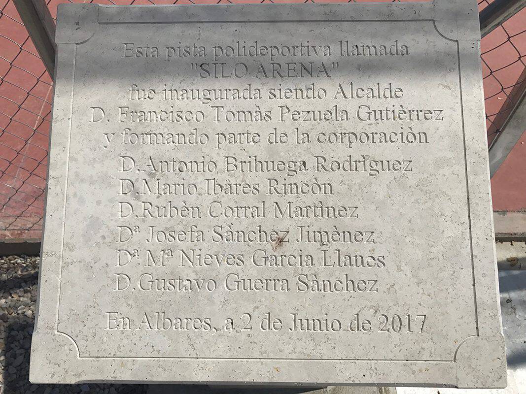 Placa conmemorativa de la inauguración de la pista polideportiva SILO ARENA en Albares.