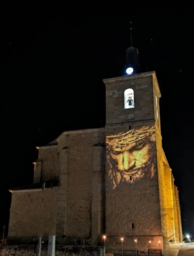 proyección de Cristo sobre la torre De la Iglesia en el Via Crucis realizado en Albares con la participación de más de 30 pueblos