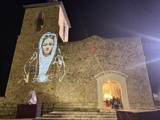 Emocionante y concurrido Vía Crucis en el Pozo de Almoguera a pesar del tiempo