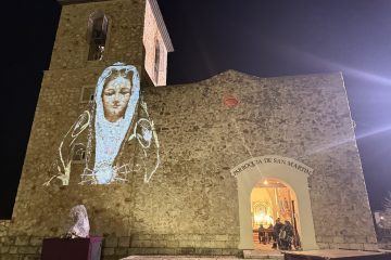 Emocionante y concurrido Vía Crucis en el Pozo de Almoguera a pesar del tiempo