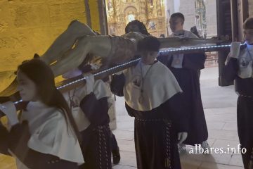La Procesión del Jueves Santo llena de recogimiento las calles de Albares