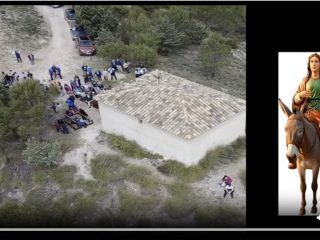 Santa Bárbara preparada para la bajada del 6 de diciembre en borrica.