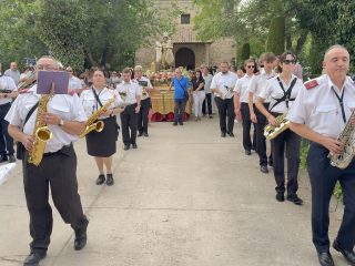 Todos a por el Santo: San Antonio camino de la iglesia en Albares