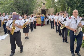 Todos a por el Santo: San Antonio camino de la iglesia en Albares