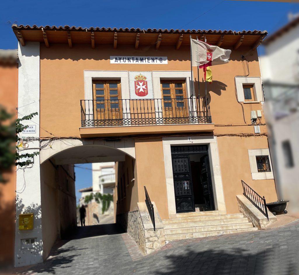 Ayuntamiento Viejo de Albares con su arco sobre la calle