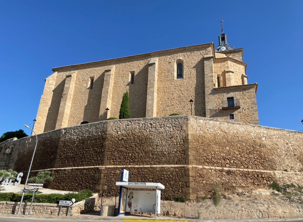 El adarve de Albares junto a la iglesia