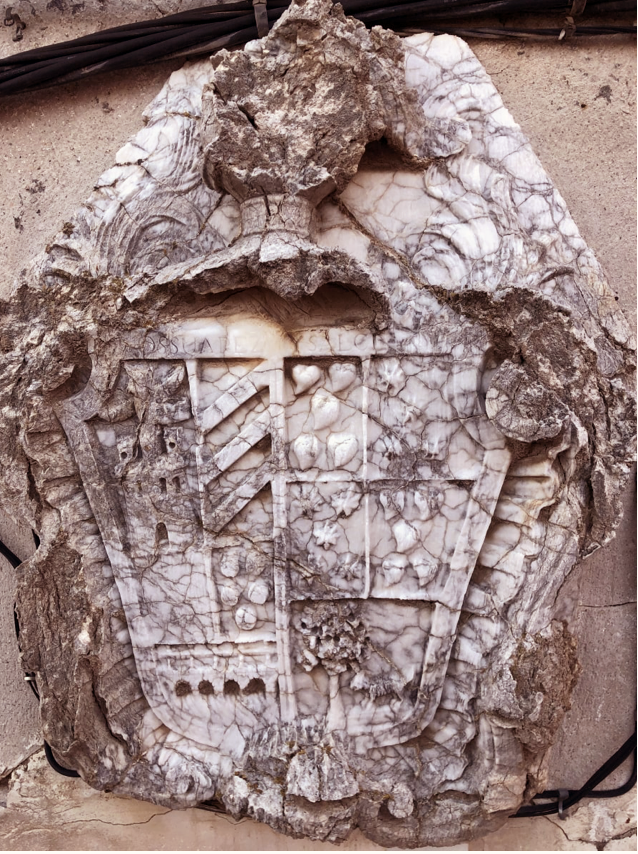 Escudo de la Casona de los Suárez y Salcedo tallado en alabastro