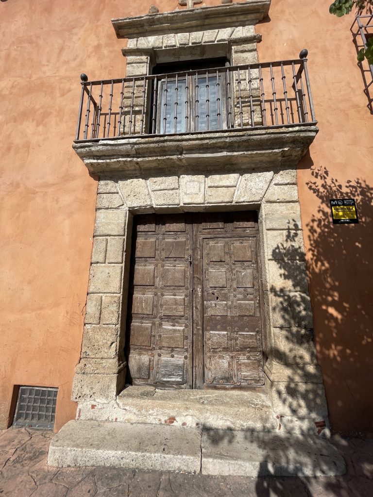 Portada de piedra de la Casona de los Alcalá-Galiano