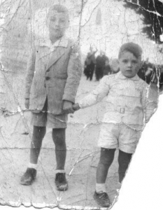 Juanon-con-6-anos-a-lado-su-hermano-Isidoro jpg jpg