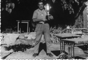 Juanon-posando-con-el-trofeo-ganado-en-Albares jpg jpg